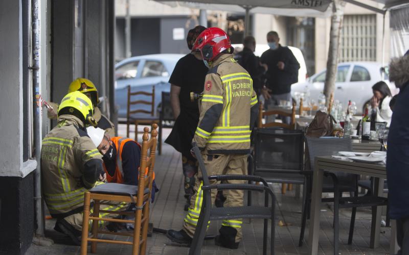 Un techo se ha desplomado en un bar en la calle Matías Perelló de Valencia. 