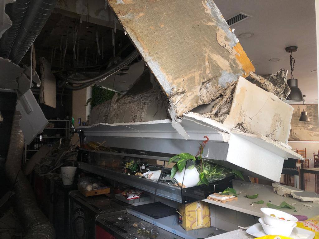 El interior del bar en el que el derrumbe del falso techo deja varios heridos.