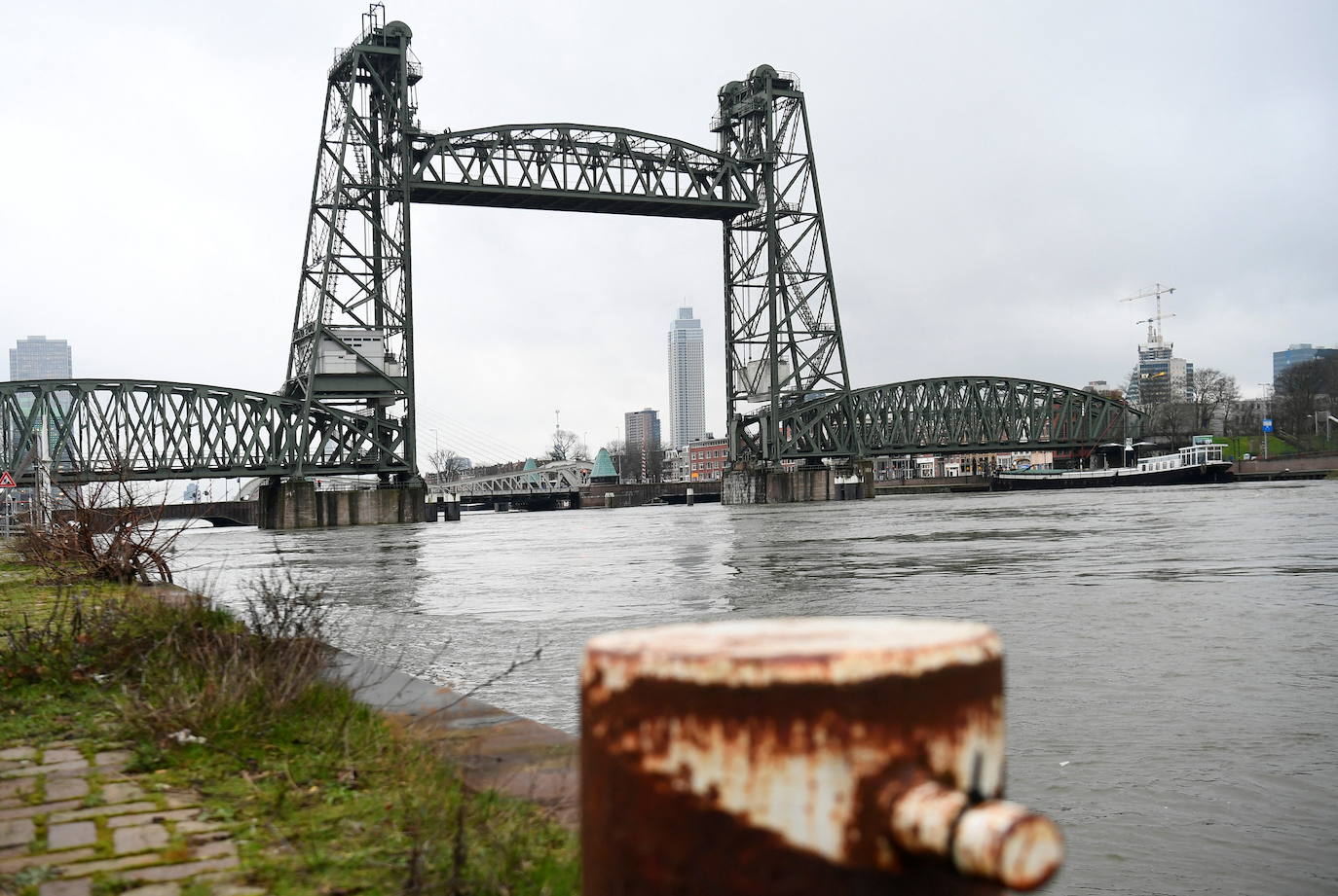 Fotos: El yate de Jeff Bezos obliga a desmontar un puente