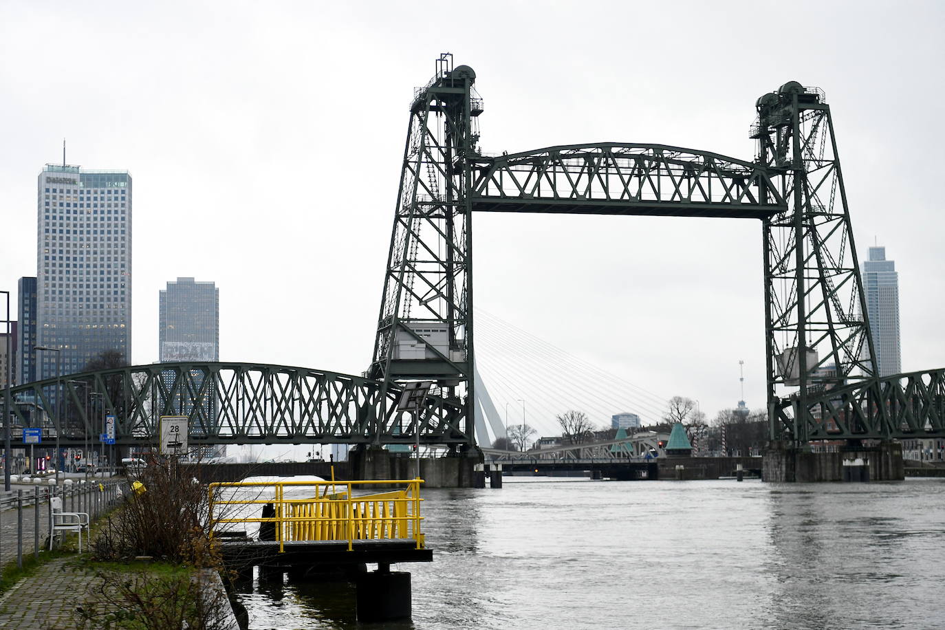 Fotos: El yate de Jeff Bezos obliga a desmontar un puente