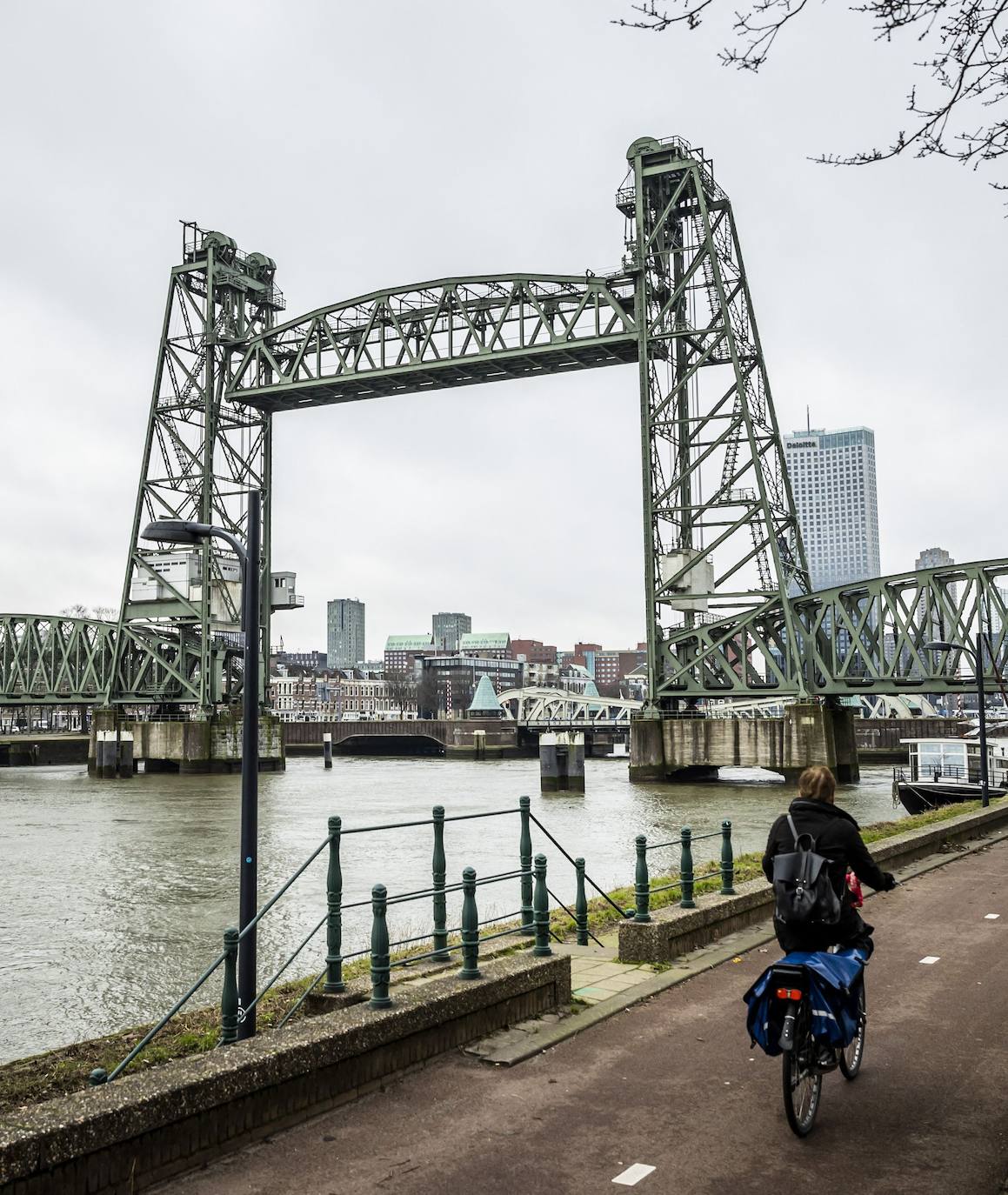 Fotos: El yate de Jeff Bezos obliga a desmontar un puente