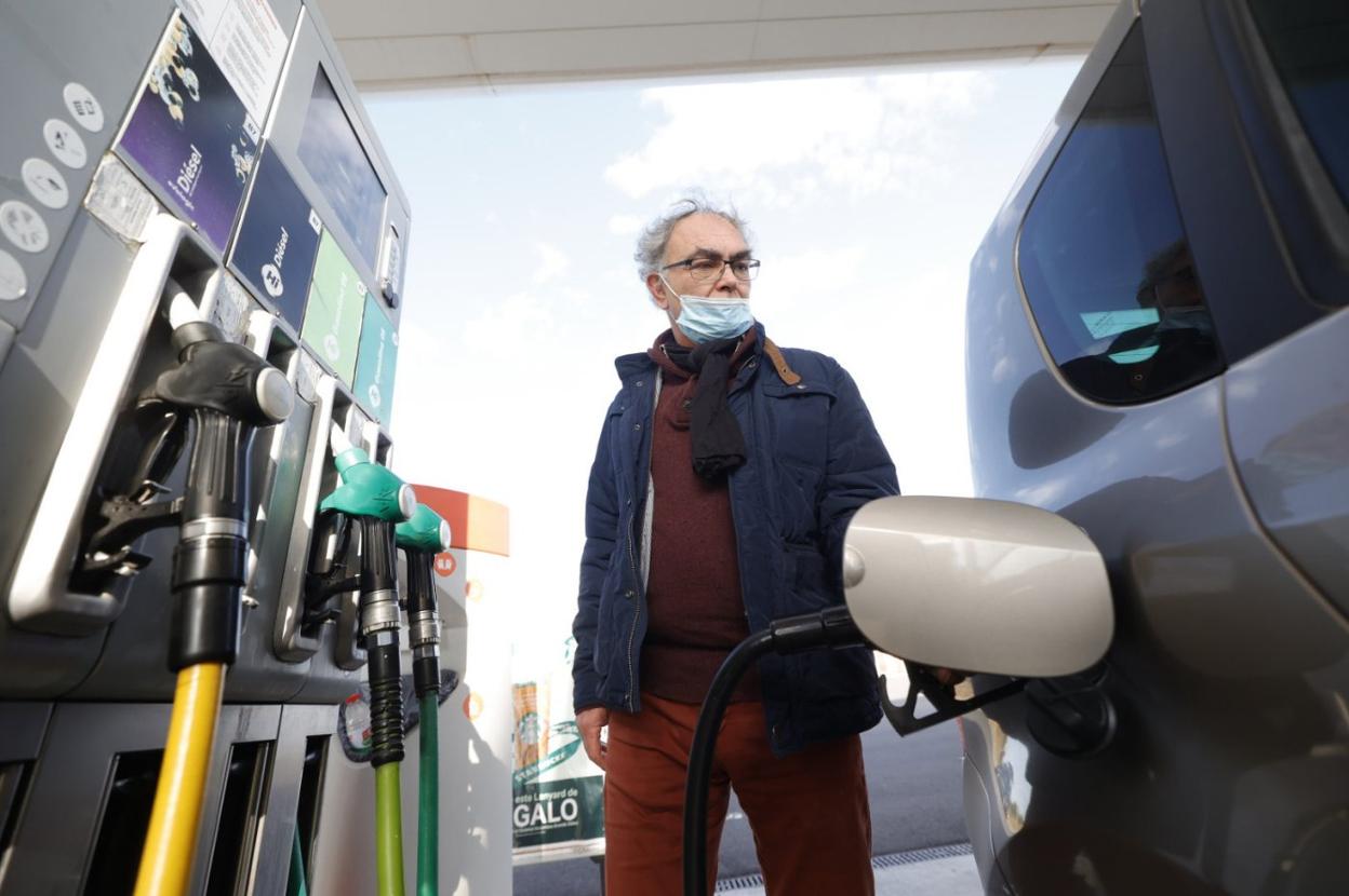 En ruta por trabajo. El ingeniero agrónomo Oliver de Mijolla, ayer, llenándo el depósito de su Renault de camino a Almería. 