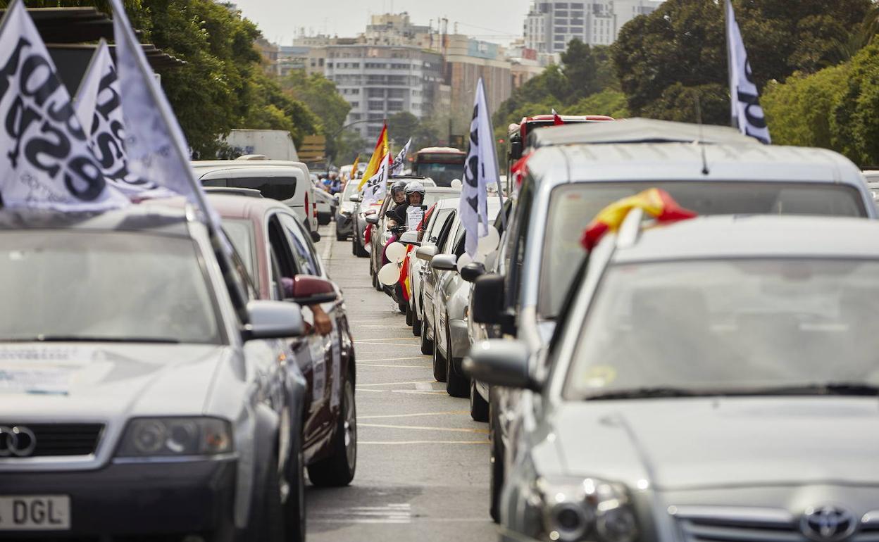 Protesta organizada por Hablamos Español contra el modelo lingüístico del Consell, en mayo de 2021. 