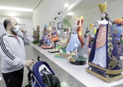 Imagen secundaria 1 - Asistentes a la Exposició, ninot con una Virgen haciendo una peineta y gente retratando figuras. 