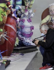 Imagen secundaria 2 - Asistentes a la Exposició, ninot con una Virgen haciendo una peineta y gente retratando figuras. 