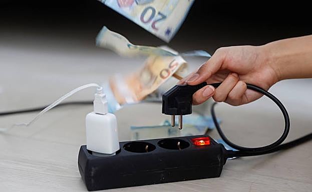 El precio de la luz estrena nuevas horas valle este domingo: estas son las horas más baratas para encender los electrodomésticos