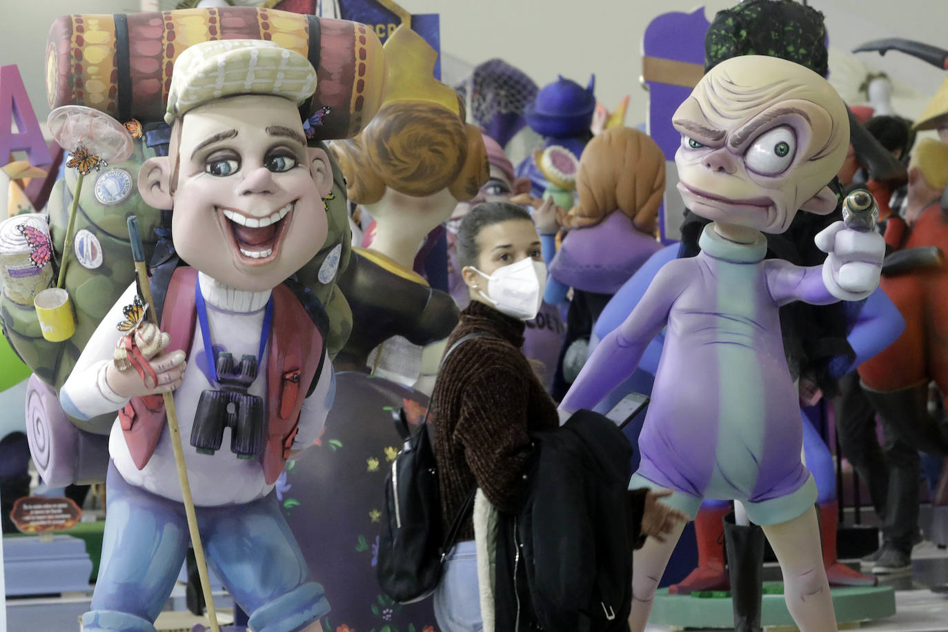 Las Fallas se acercan y los ninots ya han desembercado en Valencia. La Exposició del Ninot ha recibido a sus primeros visitantes este sábado tras su inauguración. El Museo de las Ciencias acoge a las 750 figuras que optan a ser indultadas y, por lo tanto, salvadas del fuego a través del voto de las personas que visitan la muestra. El horario de la exposición es de 10 a 20 horas de lunes a jueves y de 10 a 21 horas de viernes a domingo.