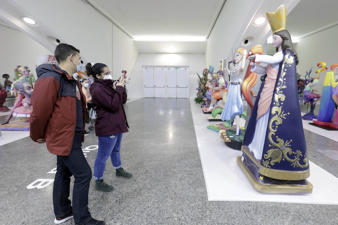 Las Fallas se acercan y los ninots ya han desembercado en Valencia. La Exposició del Ninot ha recibido a sus primeros visitantes este sábado tras su inauguración. El Museo de las Ciencias acoge a las 750 figuras que optan a ser indultadas y, por lo tanto, salvadas del fuego a través del voto de las personas que visitan la muestra. El horario de la exposición es de 10 a 20 horas de lunes a jueves y de 10 a 21 horas de viernes a domingo.