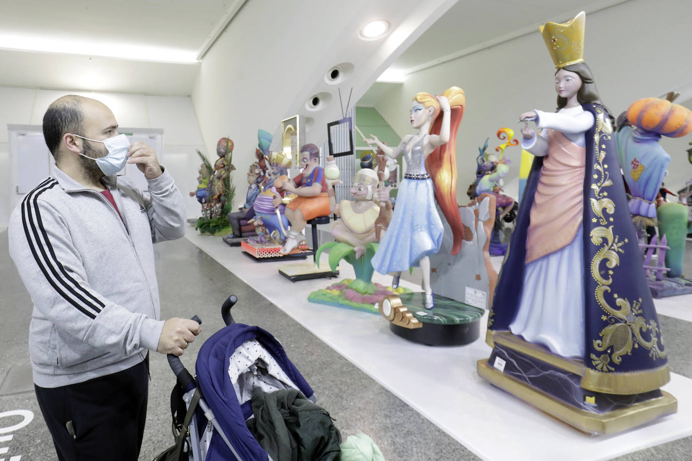 Las Fallas se acercan y los ninots ya han desembercado en Valencia. La Exposició del Ninot ha recibido a sus primeros visitantes este sábado tras su inauguración. El Museo de las Ciencias acoge a las 750 figuras que optan a ser indultadas y, por lo tanto, salvadas del fuego a través del voto de las personas que visitan la muestra. El horario de la exposición es de 10 a 20 horas de lunes a jueves y de 10 a 21 horas de viernes a domingo.