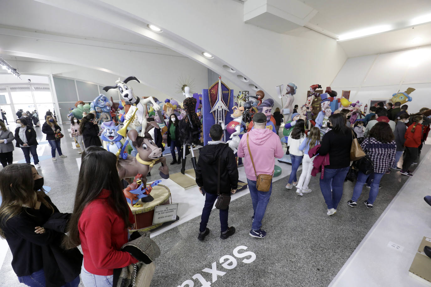 Las Fallas se acercan y los ninots ya han desembercado en Valencia. La Exposició del Ninot ha recibido a sus primeros visitantes este sábado tras su inauguración. El Museo de las Ciencias acoge a las 750 figuras que optan a ser indultadas y, por lo tanto, salvadas del fuego a través del voto de las personas que visitan la muestra. El horario de la exposición es de 10 a 20 horas de lunes a jueves y de 10 a 21 horas de viernes a domingo.