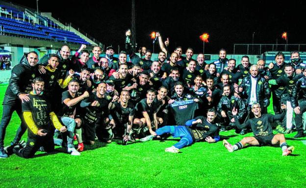 La plantilla del Intercity celebra uno de los ascensos de categoría. 