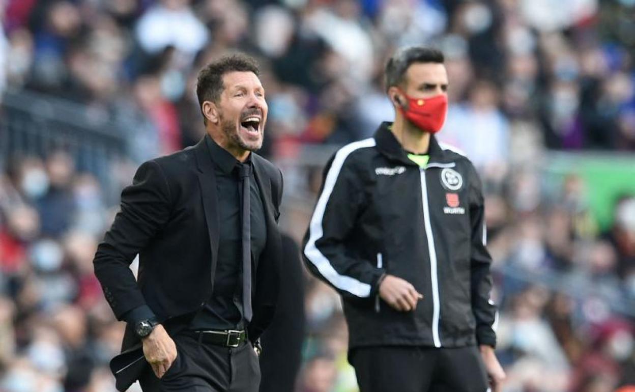 Diego Pablo Simeone da instrucciones a su equipo en el Camp Nou. 