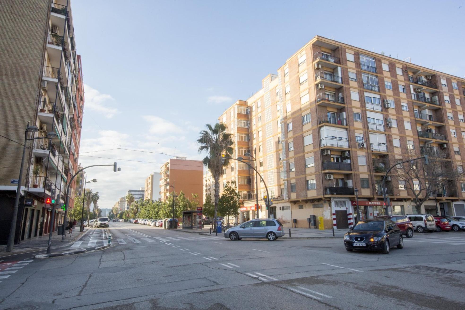 t El barrio. La carretera de Malilla es la columna vertebral del barrio y donde está su origen. 