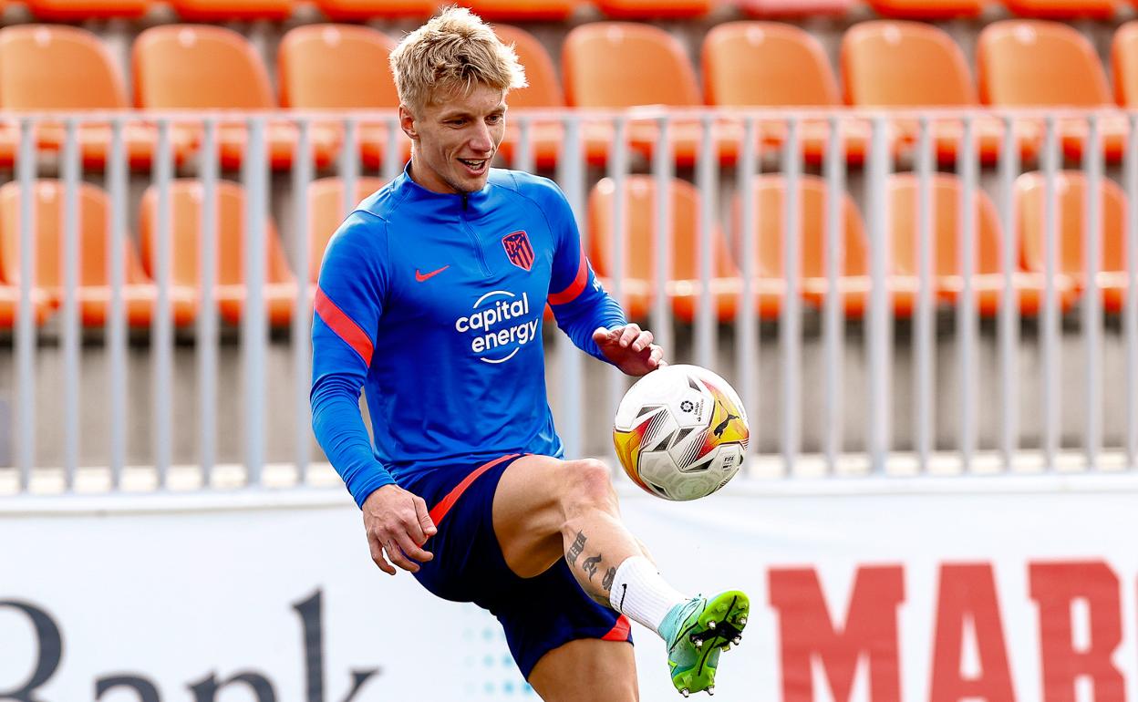 Daniel Wass, durante una sesión de entrenamiento con el Atlético de Madrid. 