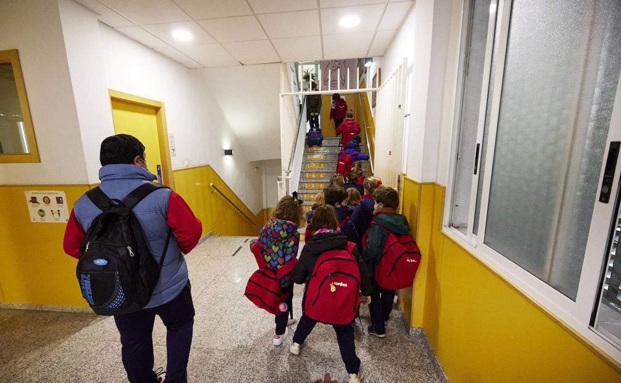 Alumnos de un colegio valenciano el primer día de clase tras las vacaciones de Navidad. 