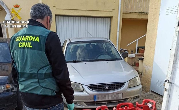 Bombonas recuperadas por la Guardia Civil. 