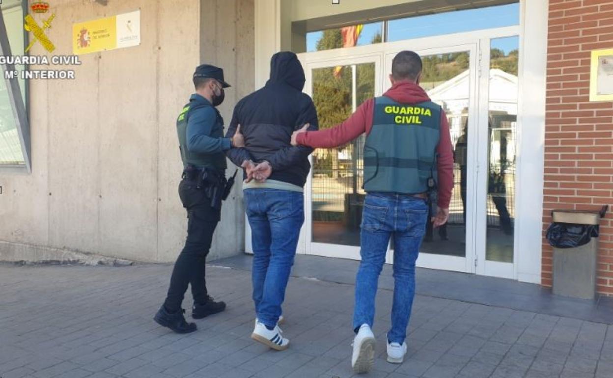 Agentes de la Guardia Civil custodian al detenido en la Safor. 