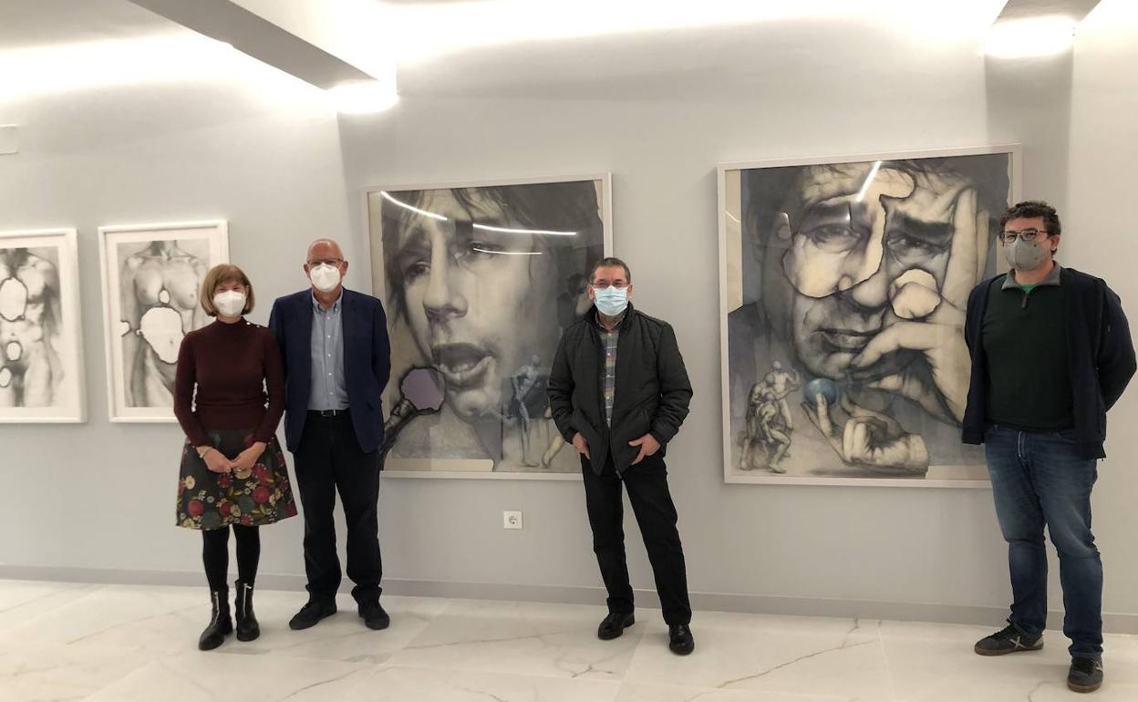 Maribel Font, Vicent Grimalt, Joan Castejón y Raúl García de la Reina junto a las dos piezas donadas. 