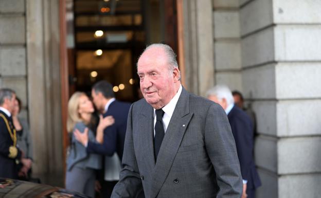 El rey emérito, Juan Carlos entra en la capilla ardiente para despedir a Alfredo Pérez Rubalcaba.