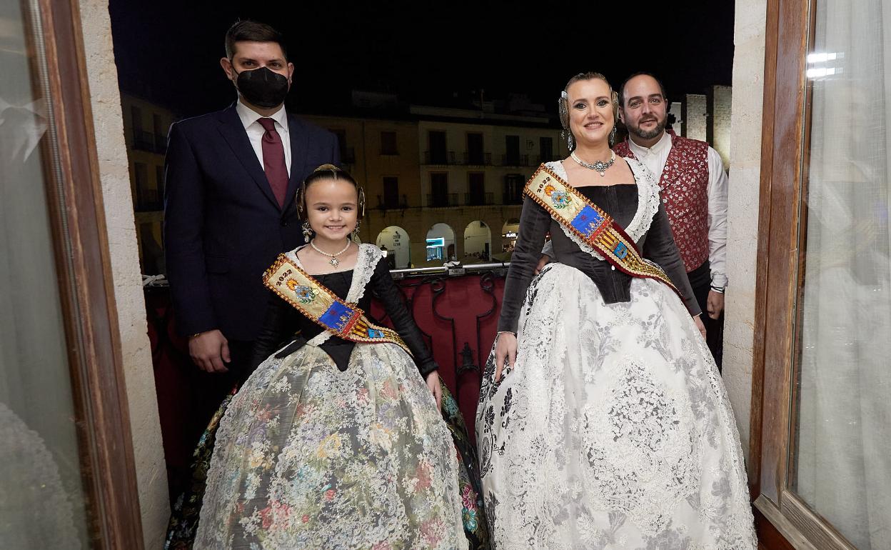 El alcalde de Gandia, las Falleras Mayores y el presidente de la Junta Local Fallera de  Gandia. 