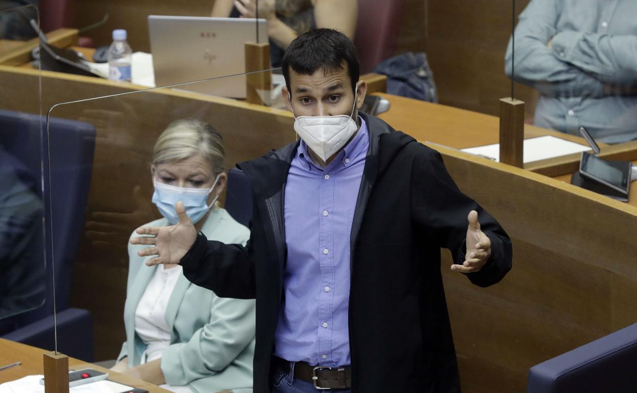 El conseller Vicent Marzà, en Les Corts. 