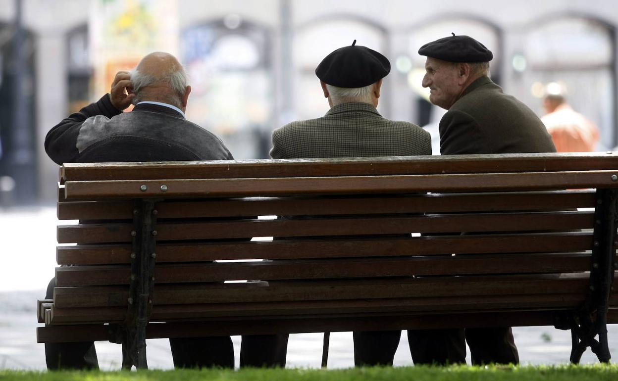 Pensionistas en un banco de un parque. 