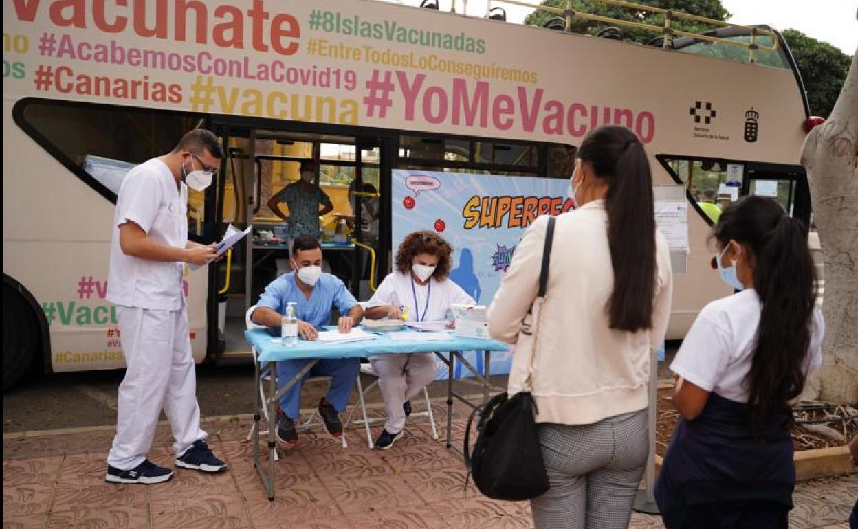 Canarias comenzó el viernes a vacunar en los colegios.