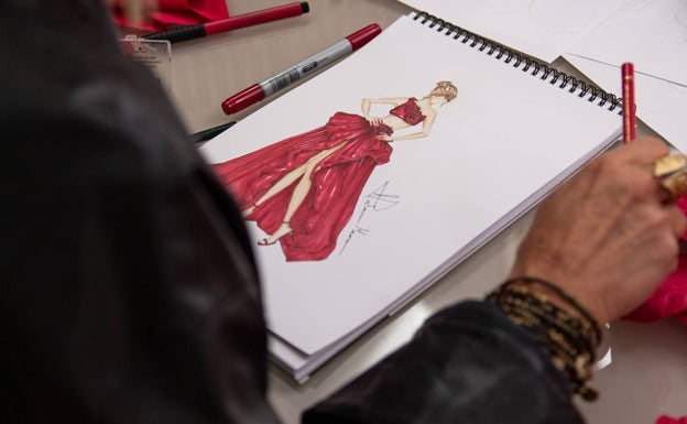 Imagen principal - Proceso de creación de un vestido de alfombra roja.