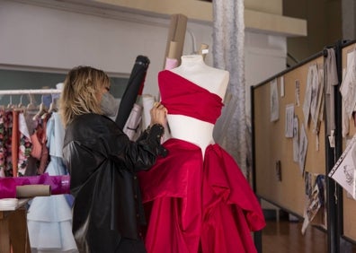 Imagen secundaria 1 - Proceso de creación de un vestido de alfombra roja.