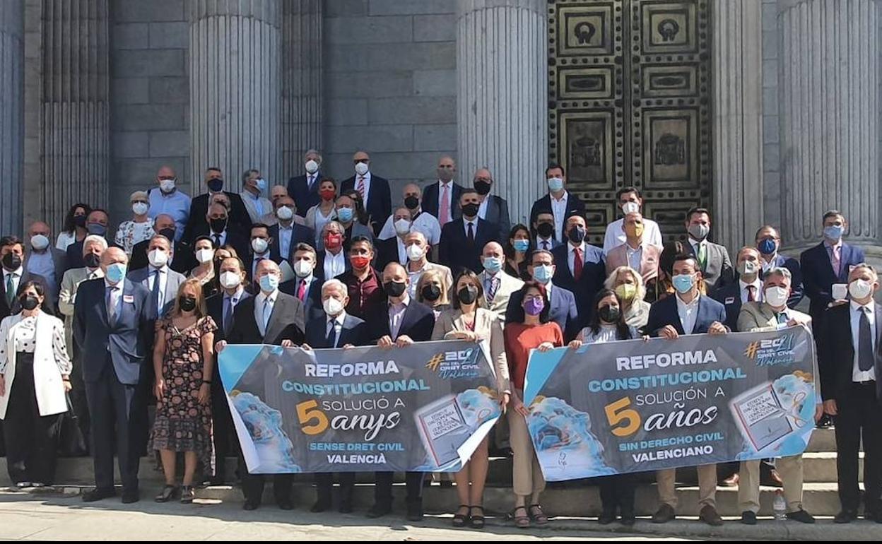 Concentración frente al Congreso a favor del derecho civil valenciano. 