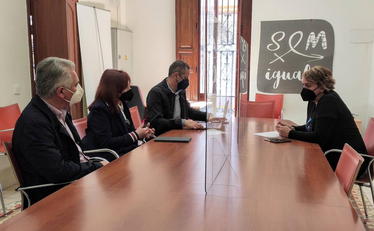 La reunión con los organizadores de la convocatoria. 