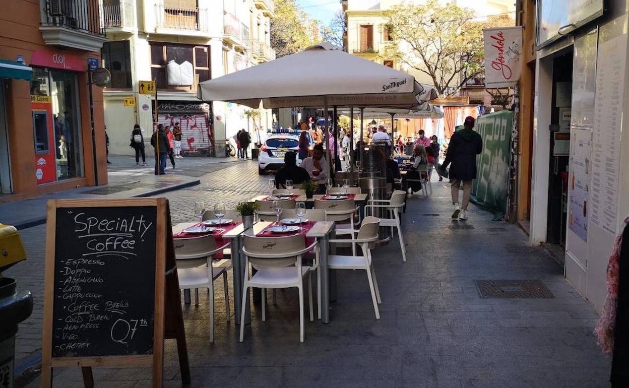 Terraza de un bar en el centro de Valencia. 