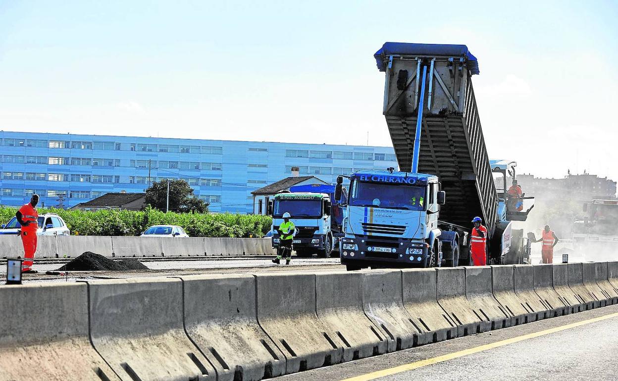 Obras de ampliación del tercer carril de la V-21. 