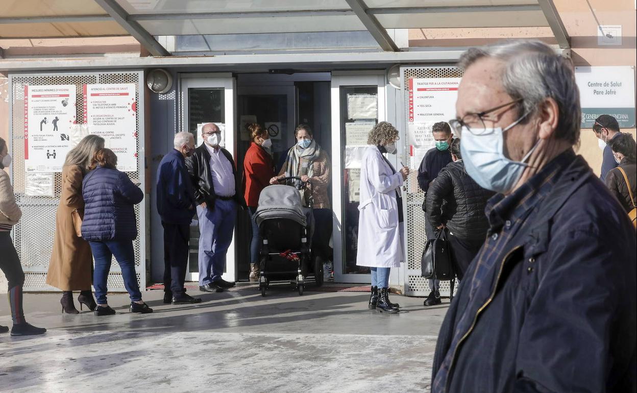 Pacientes esperan su turno a las puertas de un centro de salud valenciano.