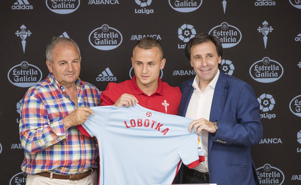 Felipe Miñambres, a la derecha, durante la presentación de Lobotka con el Celta.