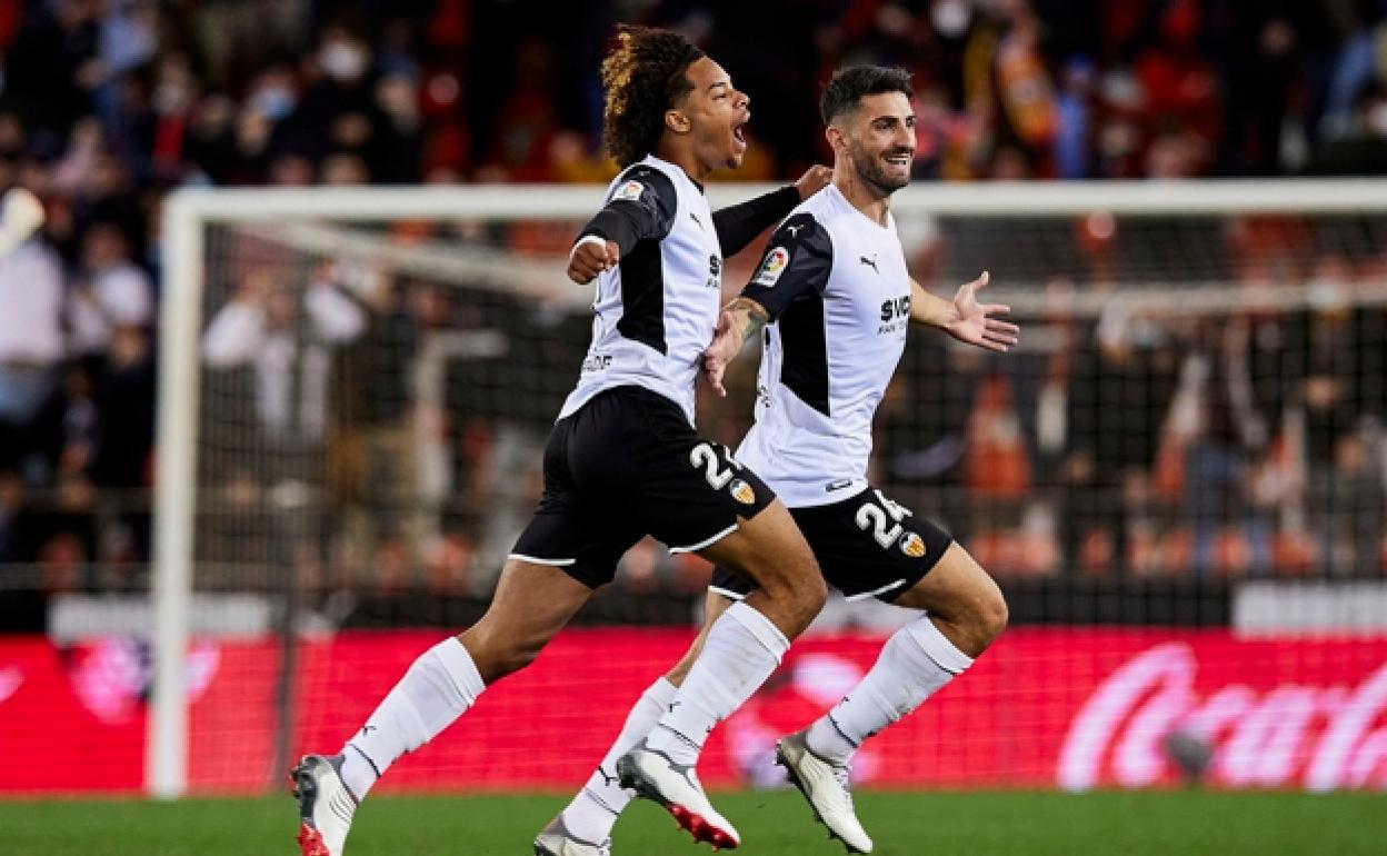 Piccini, celebrando junto a Koba su último gol como valencianista