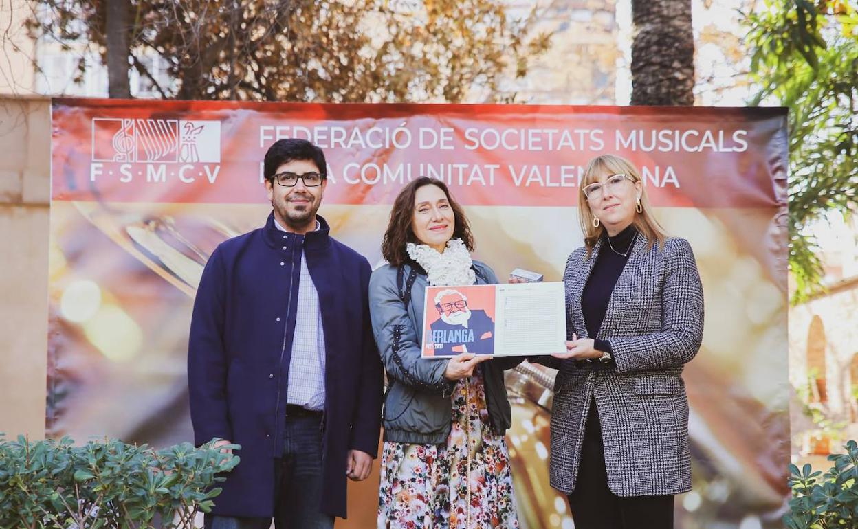 La comisionada del Año Berlanga entrega las partituras a los representantes de la Federación de Sociedades Musicales de la Comunitat. 
