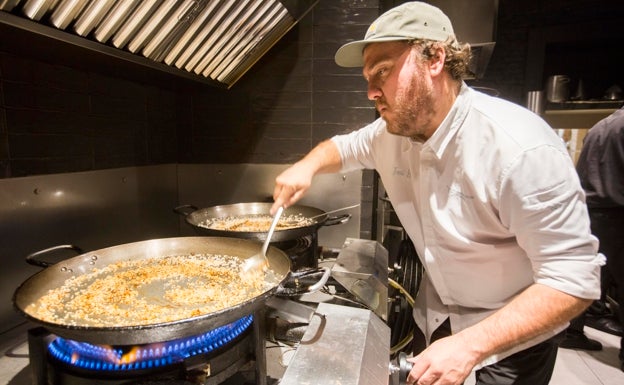 «La paella valenciana de Casa Carmela quita la cabeza»