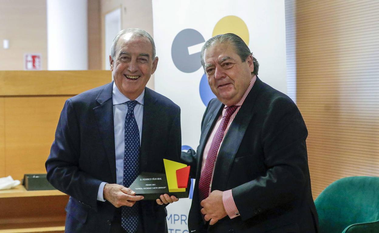 Federico Félix recibe un premio de manos de Vicente Boluda. 