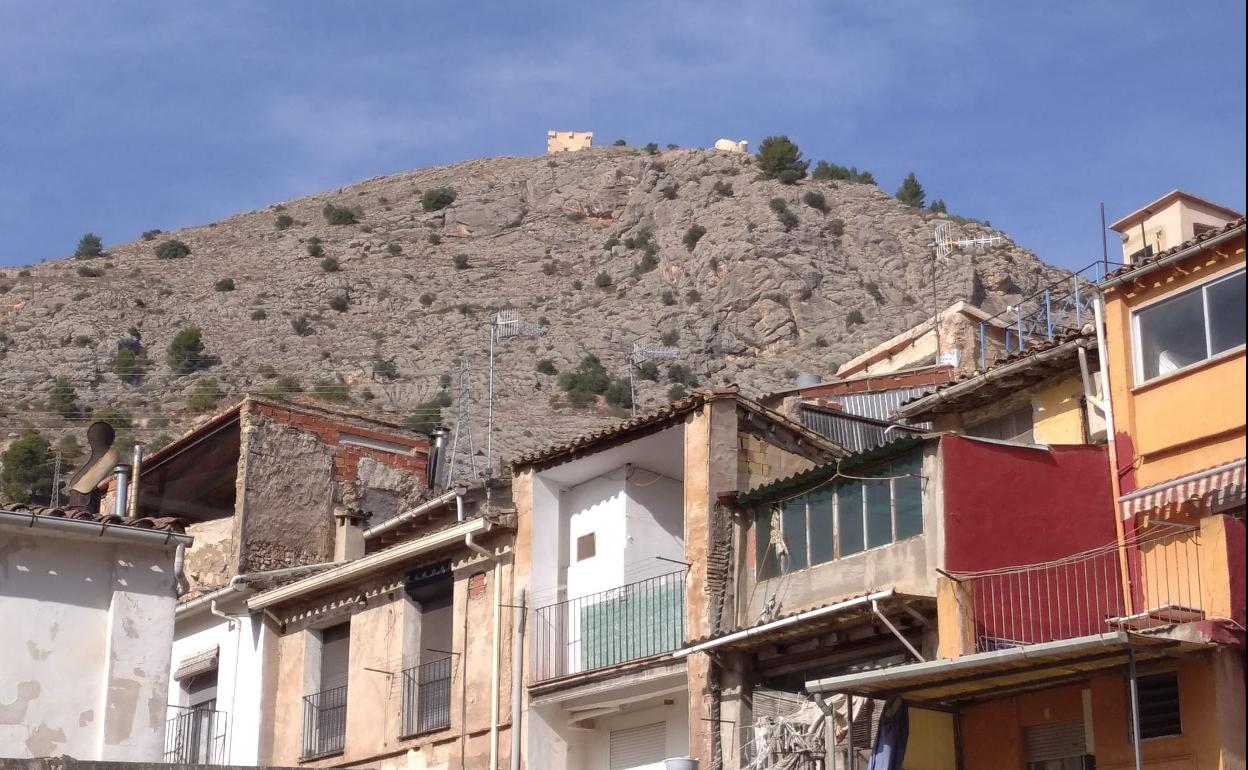 Núcleo urbano contestano y al fondo el Castillo. 