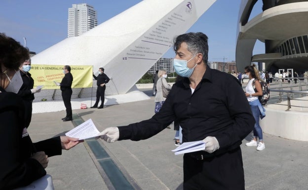 Reparto de octavillas de una protesta anterior. 