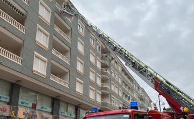 Rescate del hombre por el balcón de su casa, este miércoles en El Campello. 