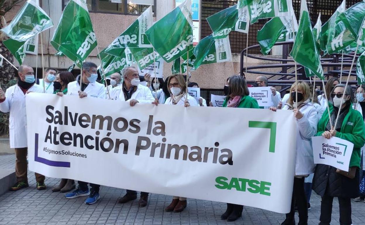 Enfermeros y fisioterapeutas protestan a las puertas del centro de salud de la Fuente de San Luis en Valencia.