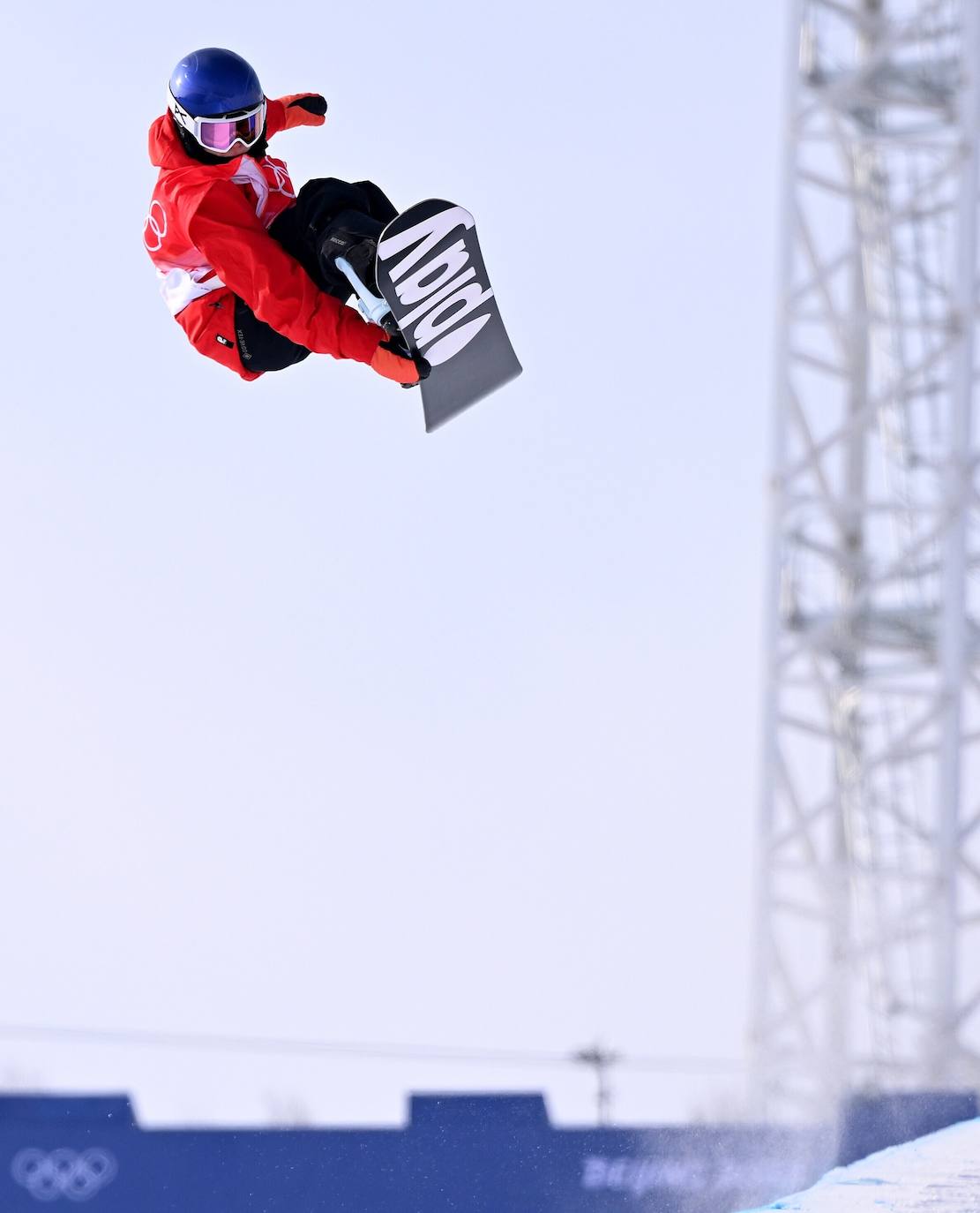 Queralt Castellet, durante el ejercicio que le ha valido la medalla de planta la final de snowboard halfpipe de los Juegos Olímpicos de Pekín 2022. 