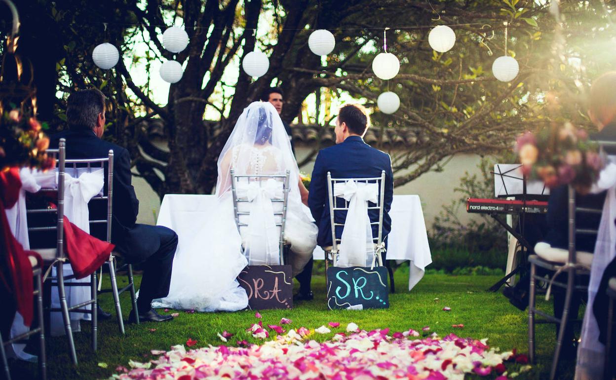 Una pareja durante la celebración de su matrimonio. 