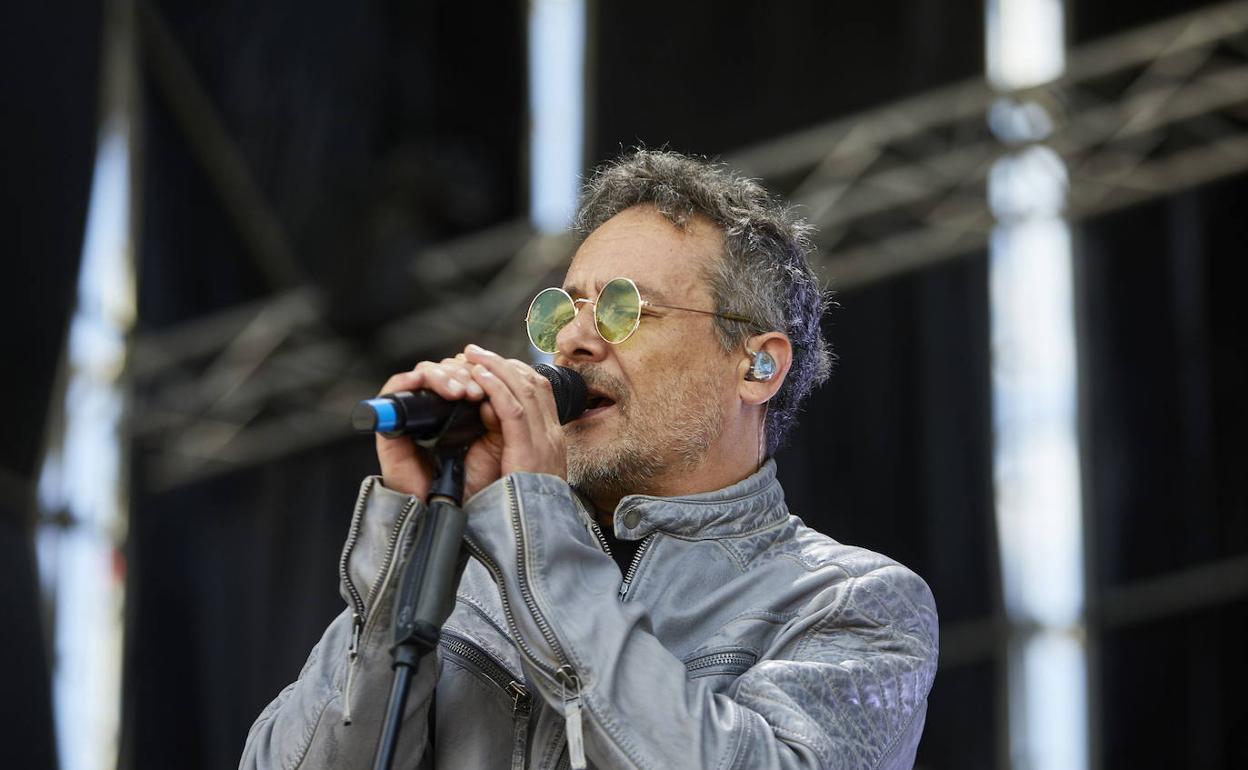 Santi Balmes en un concierto de Love of Lesbian. 