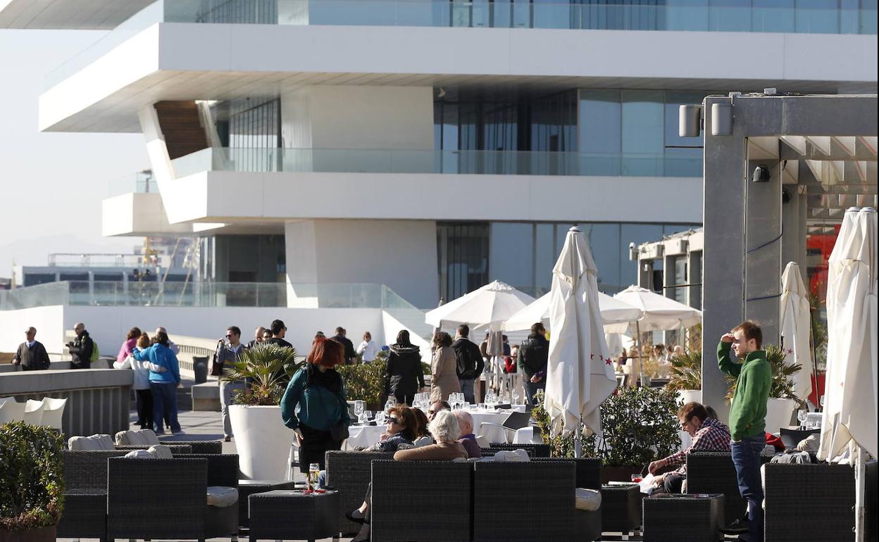 Restaurantes de la Marina de Valencia recurren en el juzgado la reducción de horarios