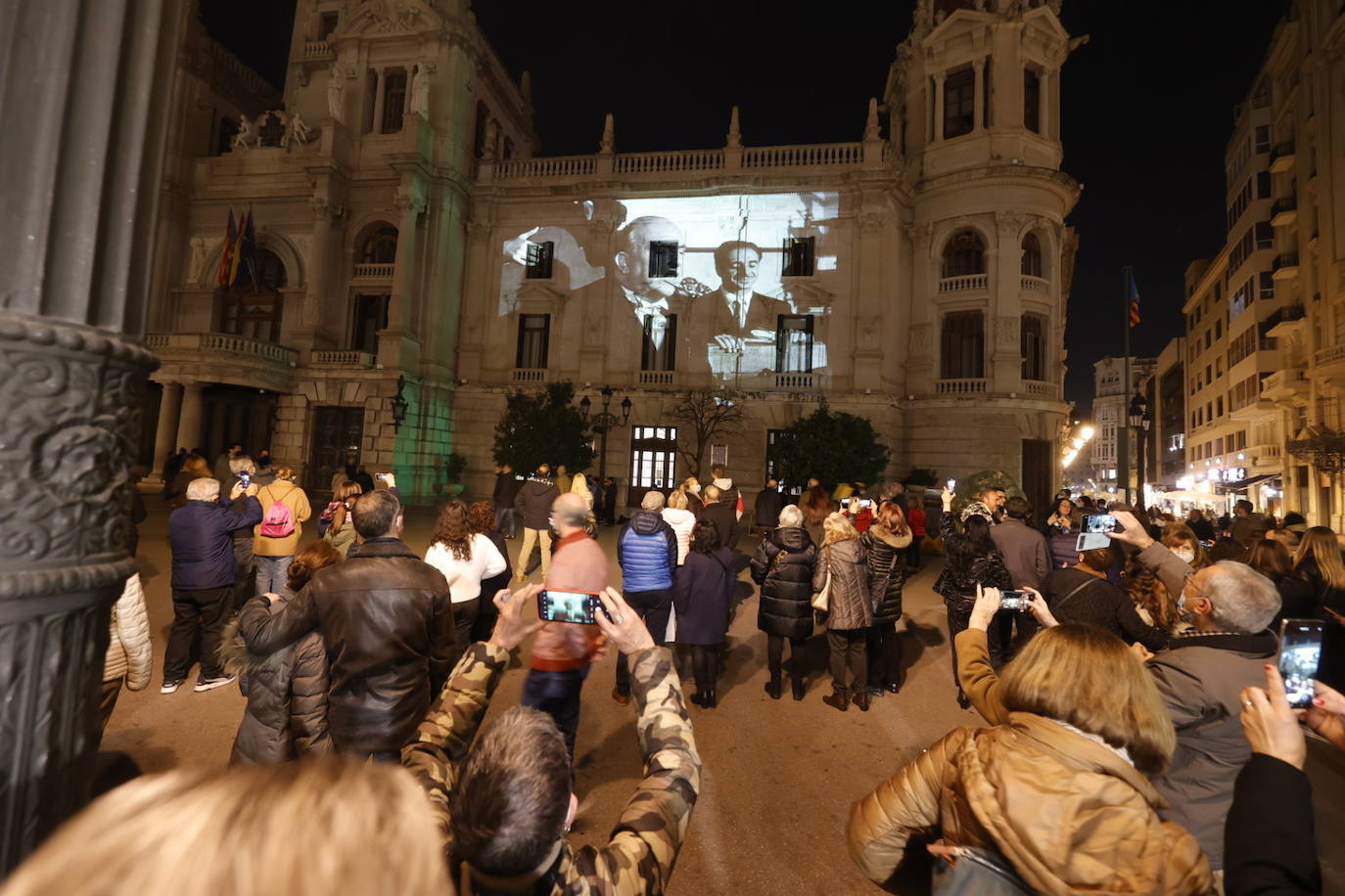 Valencia acerca la gala de los Goya 2022, que este sábado tendrá lugar en el Palau de Les Arts la ciudad, a la calle. Para ello, ha proyectado un 'mapping' en la fachada del Ayuntamiento, sobre la que se podrán ver los carteles de las películas candidatas a mejor película, imágenes del cineasta valenciano Luis García Berlanga y de todos los nominados valencianos de este año.