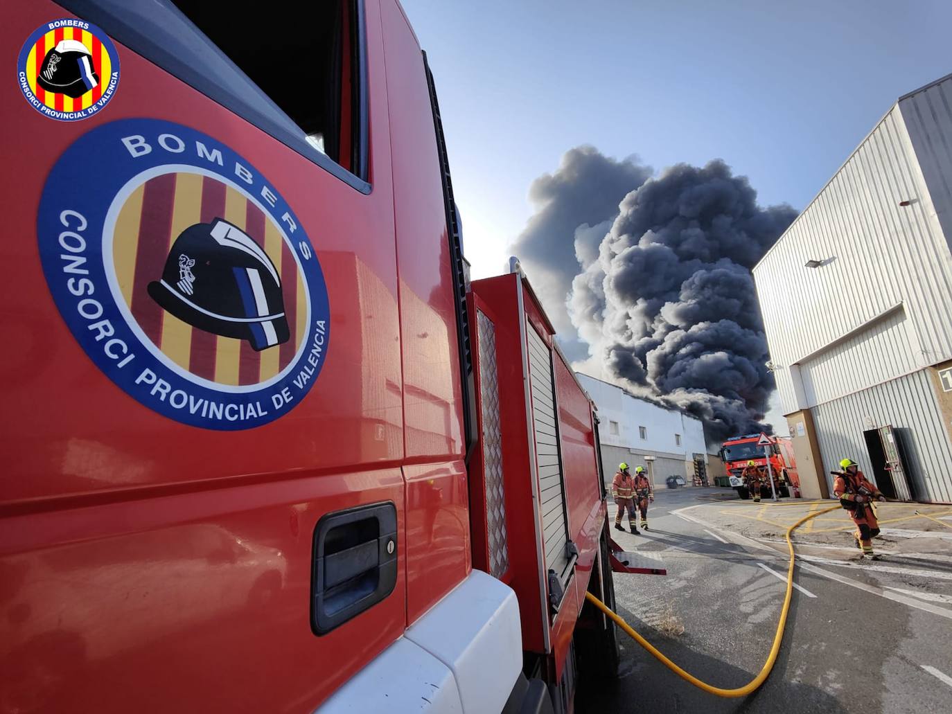 Un incendio industrial con explosiones afecta a una empresa química de Náquera