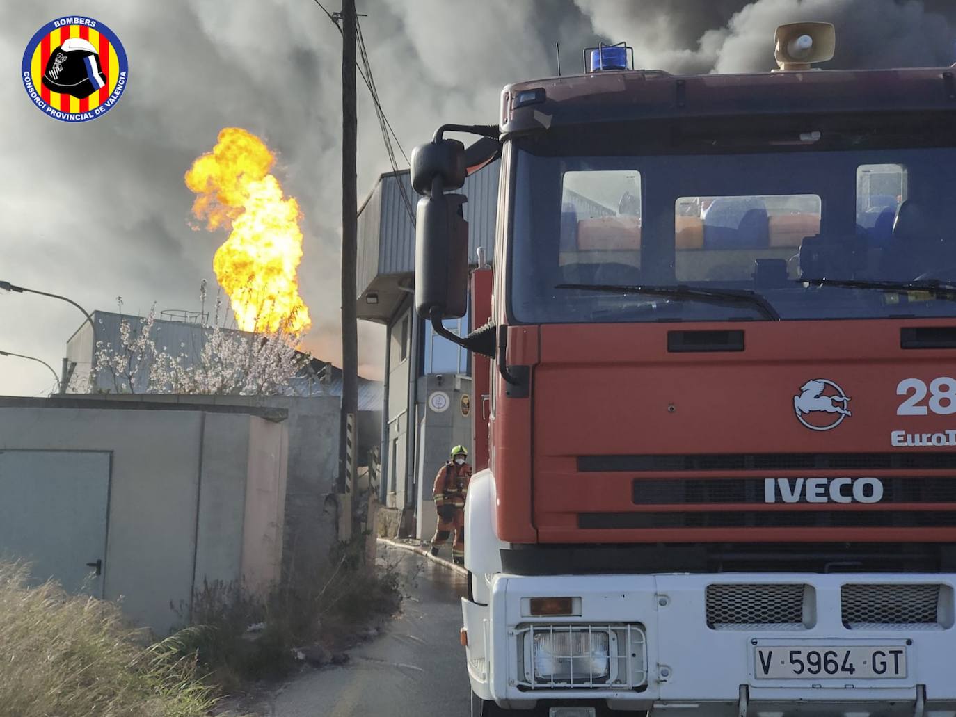 Un incendio industrial con explosiones afecta a una empresa química de Náquera